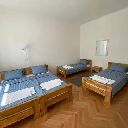 Apartman Festina Lente *